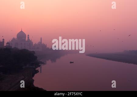 Sonnenuntergang hinter dem Taj Mahal und über dem Fluss Yamuna Stockfoto