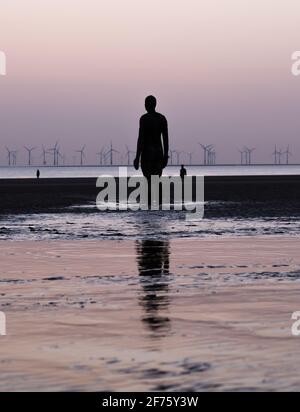 Drei der hundert Eisenmänner Statuen, die machen Up Antony Gormleys Installation Another Place wurde auf Crosby aufgenommen Strand in der Nähe von Liverpool bei Sonne Stockfoto