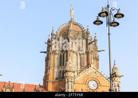 Der Dom von Chhatrapati Shivaji Terminus ist ein historischer Terminal-Bahnhof und UNESCO-Weltkulturerbe in Mumbai, Maharashtra, Indien. Stockfoto