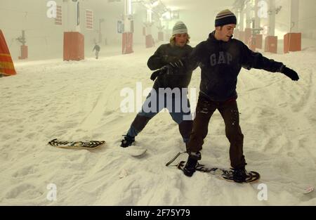 BEN SKINNER UNTERRICHTET OLLIE DUFF IM SNOW SURFING BEI XSCAPE MILTON KEYNES .19/1/06 TOM PILSTON Stockfoto