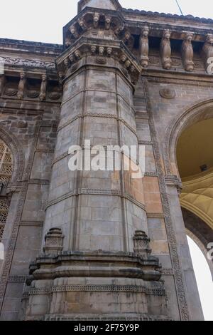 Eine Nahaufnahme der komplexen Architektur des „Gateway of India“, das Anfang des 20. Jahrhunderts in der Stadt Mumbai im indischen Bundesstaat erbaut wurde Stockfoto