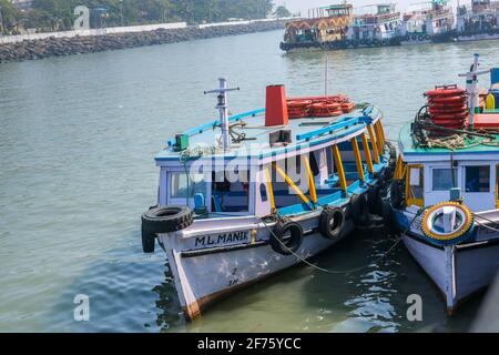 Boote in der Nähe von Gateway of India Mumbai warten auf Passagiere, die nach Elephanta Caves fahren. Stockfoto