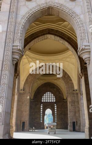 Vordertor des Gateway of India. Das Gateway of India ist ein Bogenmonument, das Anfang des 20. Jahrhunderts in der Stadt Mumbai in der indischen Sta errichtet wurde Stockfoto