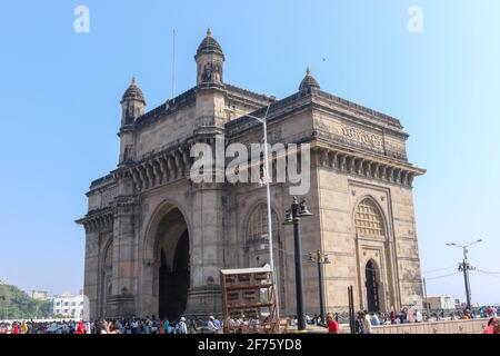 Das Gateway of India ist ein Bogenmonument, das Anfang des 20. Jahrhunderts in der Stadt Mumbai im indischen Bundesstaat Maharashtra errichtet wurde. Stockfoto