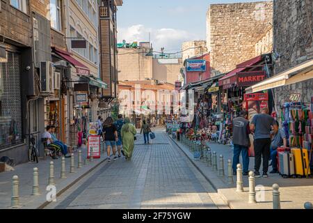 Sommer Blick auf die Straße des zentralen Teils von Istanbul. Sultanahmet. Türkei, Istanbul - 21.07.2020 Stockfoto