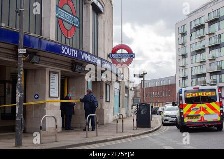 London, Großbritannien. April 2021. Eine allgemeine Ansicht der South Wimbledon U-Bahn-Station, die geschlossen ist, während Rettungsdienste zu einem Unfall auf der Strecke zu kümmern. Bilddatum: Montag, 5. April 2021. Bildnachweis sollte lauten Kredit: Katie Collins/Alamy Live News Stockfoto