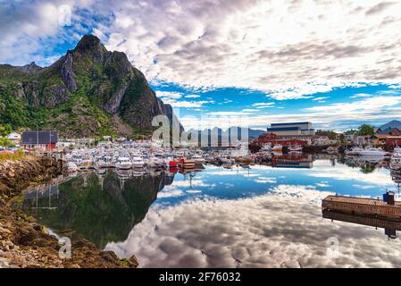 Blick auf Hafen von Svolvaer, Norwegen. Svolvaer befindet sich auf der Insel Austvagoya in der Lofoten-Inselgruppe Stockfoto