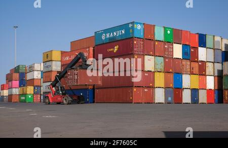 Duisburg, Ruhrgebiet, Nordrhein-Westfalen, Deutschland - Hafen Duisburg, Containerlagerung am Containerterminal in Duisburg Ruhrort. Stockfoto