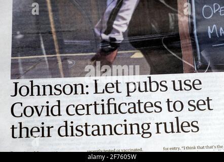 Boris 'Johnson: Lassen Sie Pubs Covid-Zertifikate verwenden, um ihre Distanzierungsregeln festzulegen', Schlagzeilen-Artikel in Guardian 25 March 2021 London UK Stockfoto