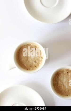 Frischer Kaffee auf weißem Hintergrund. Stockfoto