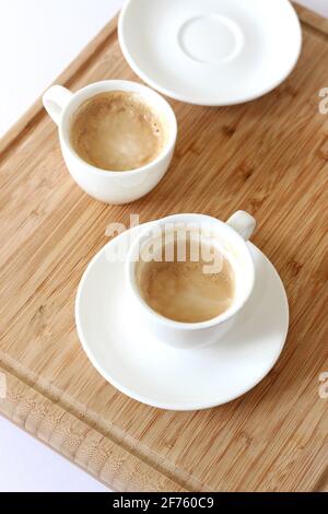 Zwei Cappuccino-Tassen auf Holzbrett. Kaffeepause. Stockfoto