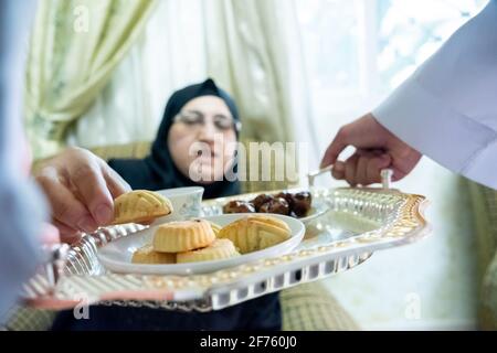 Arabischer Mann, der Kaffee serviert Stockfoto