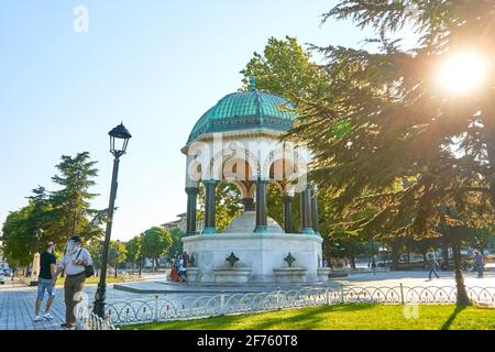 Rundgang durch istanbul. Deutscher Brunnen Alman e mesi am Sultan Ahmet Platz. Architektonische Wahrzeichen Istanbuls. Türkei , Istanbul - 21.07.2020 Stockfoto
