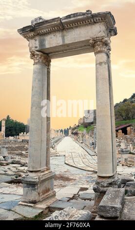Hadrians Tor bei Sonnenuntergang in der Bibliothek von Celsus. Ephesus, Türkei. UNESCO-Kulturerbe Stockfoto