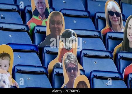 Luton, Großbritannien. April 2021. Luton Town hat alle möglichen Fans, die sie heute in Luton, Großbritannien, am 4/5/2021 beobachten. (Foto von Richard Washbrooke/News Images/Sipa USA) Quelle: SIPA USA/Alamy Live News Stockfoto