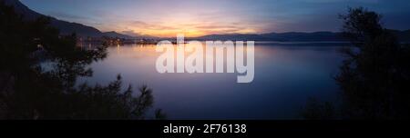 Panorama der Gokova Bucht im Dorf Akyaka am Fuße des Sakartepe Berges bei Sonnenaufgang. Provinz Mugla, Türkei Stockfoto