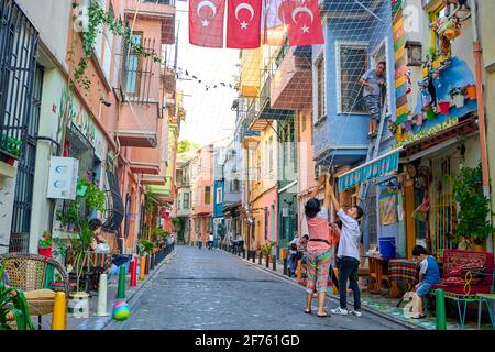 Gewöhnliches Leben im alten Stadtteil von istanbul. Auf der Straße ziehen die Menschen ein Netz, um Pflanzen zu keimen und Schatten zu schaffen. Türkei , Istanbul - 21.07 Stockfoto