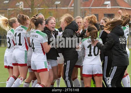 Spieler von OHL feiern ihren Sieg nach einem weiblichen Fußballspiel zwischen Club Brugge Dames YLA und Oud Heverlee Leuven am ersten Spieltag in Play-Off 1 der Saison 2020 - 2021 der belgischen Scooore Womens Super League , samstag, 3. April 2021 in Brügge , Belgien . SPORTPIX.BE FOTO SPP DIRK VUYLSTEKE Stockfoto