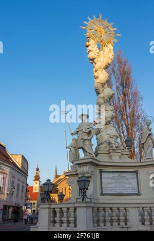 Mödling: Pestsäule (Marianische und Dreifaltigkeitssäule), Rathaus in Wienerwald, Wienerwald, Niederösterreich, Niederösterreich, Österreich Stockfoto