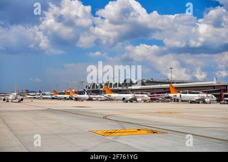 Fly Pegasus Flugzeug Parken am türkischen Flughafen. Türkei, Istanbul - 21.07.2020 Stockfoto