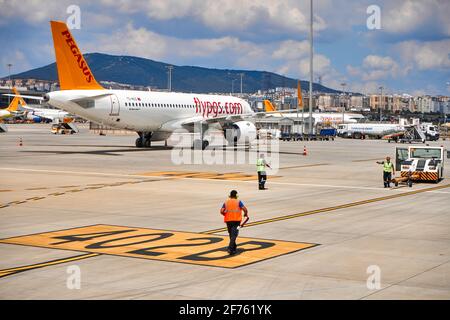 Fly Pegasus Flugzeug Parken am türkischen Flughafen. Türkei, Istanbul - 21.07.2020 Stockfoto