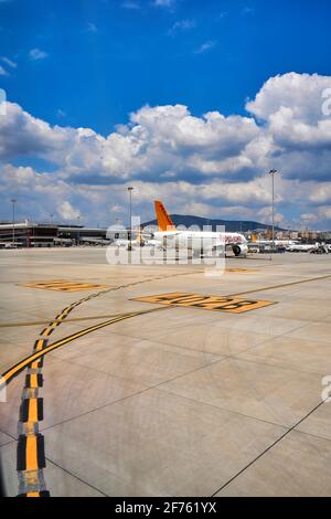 Fly Pegasus Flugzeug Parken am türkischen Flughafen. Türkei, Istanbul - 21.07.2020 Stockfoto