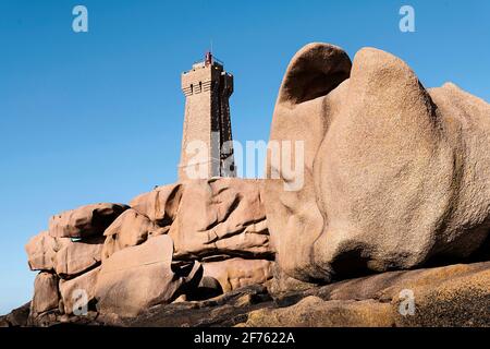 Frankreich, Bretagne, Perros-Guirec, cote de Granit Rose, der Leuchtturm Men Ruz Ploumanac'h. Stockfoto