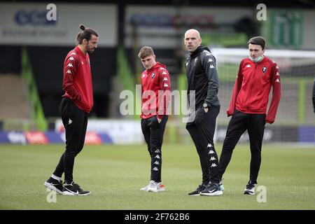 Nailsworth, Großbritannien. April 2021. Salford-Spieler untersuchen das Spielfeld vor dem Spiel der EFL Sky Bet League 2 zwischen Forest Green Rovers und Salford City am 5. April 2021 im New Lawn, Nailsworth, England. Foto von Dave Peters. Nur zur redaktionellen Verwendung, Lizenz für kommerzielle Nutzung erforderlich. Keine Verwendung bei Wetten, Spielen oder Veröffentlichungen einzelner Clubs/Vereine/Spieler. Kredit: UK Sports Pics Ltd/Alamy Live Nachrichten Stockfoto