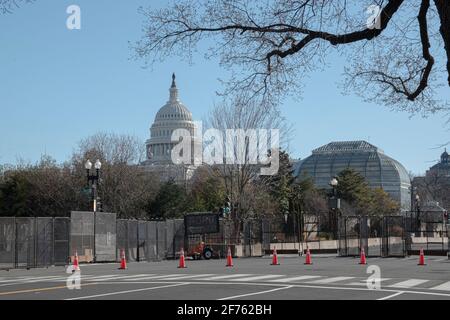 District of Columbia, Vereinigte Staaten von Amerika am 7. März 2021. Das US-Kapitol unter hoher Sicherheit mit Stacheldrahtzaun und Nationalgarde Stockfoto