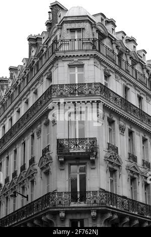 Blick Auf Das Klassische Französische Gebäude. Pariser Architektur. Ikonische Historische Apartments Stockfoto