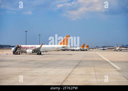 Fly Pegasus Flugzeug Parken am türkischen Flughafen. Türkei, Istanbul - 21.07.2020 Stockfoto