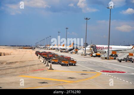 Karren für den Transport und das Laden von persönlichen Gegenständen der Passagiere im Flugzeug auf dem Parkplatz in der Nähe des Flugzeugs. Sondertransport zum Flughafen. Türkei , Ist Stockfoto