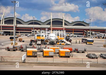 Karren für den Transport und das Laden von persönlichen Gegenständen der Passagiere im Flugzeug auf dem Parkplatz in der Nähe des Flugzeugs. Sondertransport zum Flughafen. Türkei , Ist Stockfoto