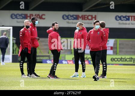 Nailsworth, Großbritannien. April 2021. Salford-Spieler betreten das Spielfeld vor dem Spiel der EFL Sky Bet League 2 zwischen Forest Green Rovers und Salford City am 5. April 2021 im New Lawn, Nailsworth, England. Foto von Dave Peters. Nur zur redaktionellen Verwendung, Lizenz für kommerzielle Nutzung erforderlich. Keine Verwendung bei Wetten, Spielen oder Veröffentlichungen einzelner Clubs/Vereine/Spieler. Kredit: UK Sports Pics Ltd/Alamy Live Nachrichten Stockfoto