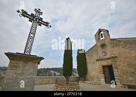 Panoramablick auf die Kapelle Sainte Estelle und das handgefertigte Eisenkreuz im Provençal Dorf Les Baux-de-Provence, Provence-Alpes-Côte d'Azur, Frankreich Stockfoto