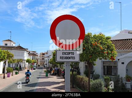 Ein Straßenschild auf einer spanischen Straße, das darauf hinweist, dass der Zugang zur Straße nur für Anwohner bestimmt ist. Excepto resientes bedeutet nur Bewohner Stockfoto