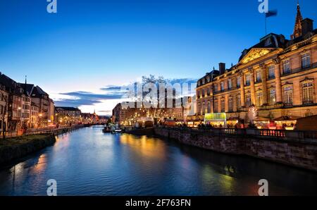 Frankreich, das Elsass, Bas-Rhin, Straßburg, der Palast Rohan und der Fluss ill. Stockfoto