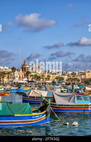 Marsaxlokk Fischerdorf in Malta, traditionelle maltesische Boote Luzzu im Hafen Stockfoto