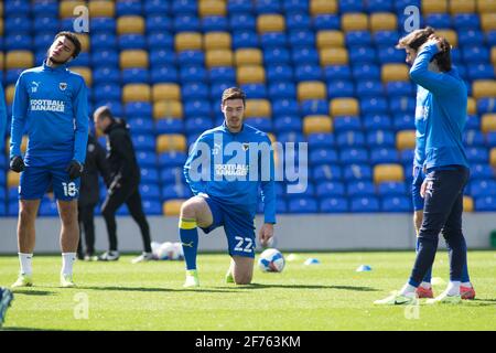 LONDON, GROSSBRITANNIEN. 5. APRIL: Ben Heneghan vom AFC Wimbledon erwärmt sich während des Sky Bet League 1-Spiels zwischen AFC Wimbledon und Fleetwood Town in der Plough Lane, Wimbledon, London, am Montag, 5. April 2021. (Quelle: Federico Maranesi) Quelle: MI News & Sport /Alamy Live News Stockfoto