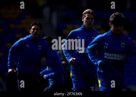 LONDON, GROSSBRITANNIEN. 5. APRIL: Wimbledon erwärmt sich am Montag, den 5. April 2021, während des Spiels der Sky Bet League 1 zwischen AFC Wimbledon und Fleetwood Town in der Plough Lane, Wimbledon, London. (Quelle: Federico Maranesi) Quelle: MI News & Sport /Alamy Live News Stockfoto