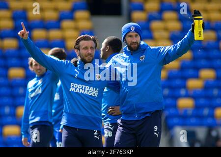 LONDON, GROSSBRITANNIEN. 5. APRIL: Luke O Neill vom AFC Wimbledon und Ollie Palmer vom AFC Wimbledon erwärmen sich während des Sky Bet League 1-Spiels zwischen AFC Wimbledon und Fleetwood Town in Plough Lane, Wimbledon, London, am Montag, 5. April 2021. (Quelle: Federico Maranesi) Quelle: MI News & Sport /Alamy Live News Stockfoto