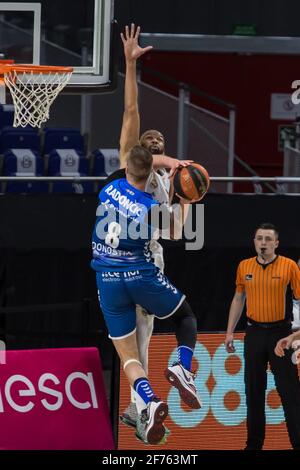 Dino Radoncic (blau) und Alex Tyus (weiß) beim Real Madrid Sieg über Acunsa GBC 97 - 71 in Liga Endesa regulären Saison Spiel (Tag 29) in Madrid (Spanien) im Wizink Center gefeiert. April 2021. (Foto von Juan Carlos García Mate/Pacific Press/Sipa USA) Stockfoto