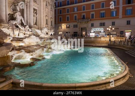 Trevi-Brunnen bei Nacht in Rom, Latium, Italien Stockfoto