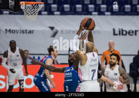 Madrid, Spanien. April 2021. Alex Tyus (weiß) beim Real Madrid Sieg über Acunsa GBC 97 - 71 in Liga Endesa regulären Saison Spiel (Tag 29) gefeiert in Madrid (Spanien) im Wizink Center. April 2021. (Foto von Juan Carlos García Mate/Pacific Press/Sipa USA) Quelle: SIPA USA/Alamy Live News Stockfoto