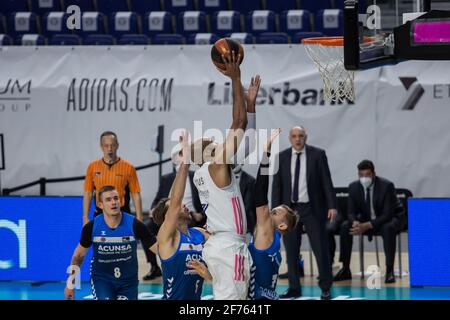 Madrid, Spanien. April 2021. Alex Tyus (weiß) beim Real Madrid Sieg über Acunsa GBC 97 - 71 in Liga Endesa regulären Saison Spiel (Tag 29) gefeiert in Madrid (Spanien) im Wizink Center. April 2021. (Foto von Juan Carlos García Mate/Pacific Press/Sipa USA) Quelle: SIPA USA/Alamy Live News Stockfoto