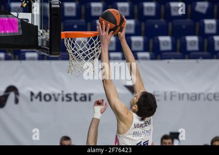 Madrid, Spanien. April 2021. Tristan Vukcevic (weiß) beim Real Madrid Sieg über Acunsa GBC 97 - 71 in Liga Endesa regulären Saison Spiel (Tag 29) gefeiert in Madrid (Spanien) im Wizink Center. April 2021. (Foto von Juan Carlos García Mate/Pacific Press/Sipa USA) Quelle: SIPA USA/Alamy Live News Stockfoto