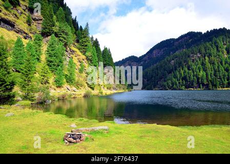 Berglandschaft mit See. Lago Lagorai in den Dolomiten, Fleimstal, Südtirol, Italien. Stockfoto