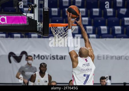 Madrid, Spanien. April 2021. Alex Tyus (weiß) beim Real Madrid Sieg über Acunsa GBC 97 - 71 in Liga Endesa regulären Saison Spiel (Tag 29) gefeiert in Madrid (Spanien) im Wizink Center. April 2021. (Foto von Juan Carlos García Mate/Pacific Press/Sipa USA) Quelle: SIPA USA/Alamy Live News Stockfoto