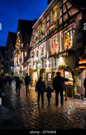 Frankreich, Elsass, Haut Rhin, Kaysersberg, Weihnachtsmarkt in der Altstadt. Stockfoto