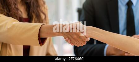 Banner von Closeup Handshake beim Interview zwischen jungen asiatischen Frau Und zwei Manager mit positiver Bewegung im Besprechungsraum, Geschäftsanstellung Neues Mitglied c Stockfoto